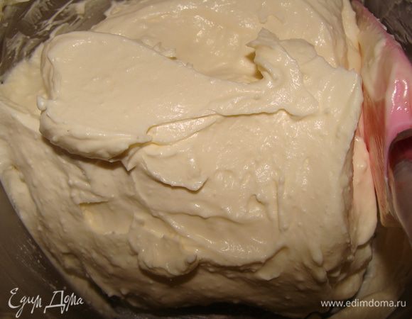 Добавить сливки с белым шоколадом, взбить. Постепенно добавить взбитые сливки, аккуратно перемешивая лопаткой.