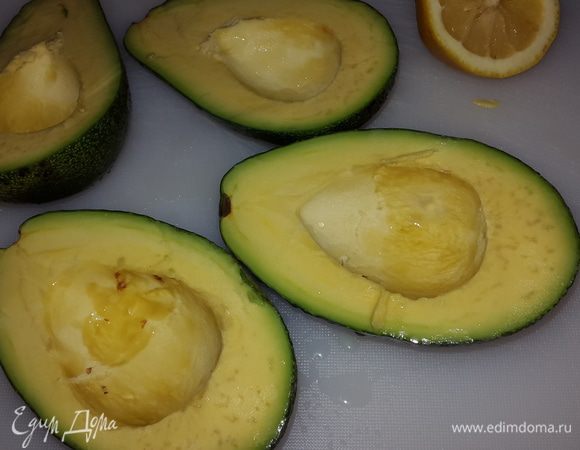 Выбираем спелые авокадо. Разрезаем пополам, удаляем косточку и сбрызгиваем соком половины лимона.