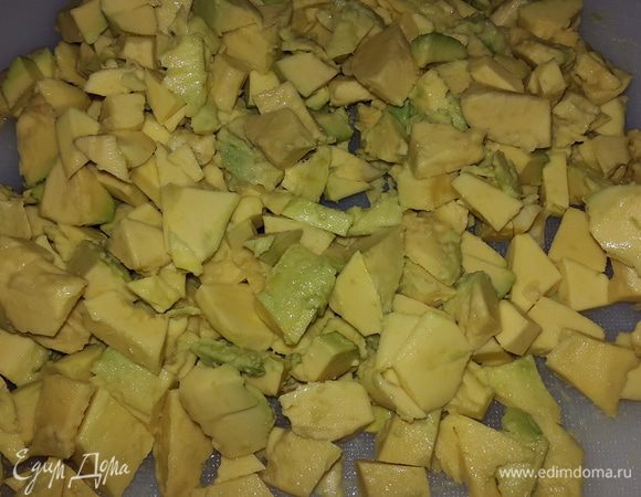 Режем авокадо небольшими кусочками.