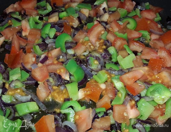 Лук режем на четверть кольца, чеснок мелко рубим. Обжариваем до мягкости лука. Затем добавляем нарезанный кубиками болгарский перец, через некоторое время помидор. Перемешиваем и тушим на небольшом огне примерно 7-10 минут.