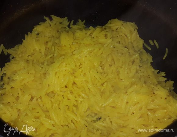 Параллельно отвариваем рис, с добавлением оливкового масла, соли и куркумы.