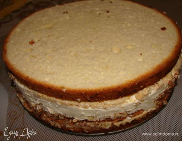 Выложить мусс сверху вафельного коржа. Затем положить сверху еще один вафельный корж, приготовленный таким же образом. Часть миндаля немного оставить для украшения. Сверху намазать оставшимся заварным кремом, положить второй бисквит. Поставить охладиться в холодильник на 1 час. Затем освободить торт из разъемной формы.