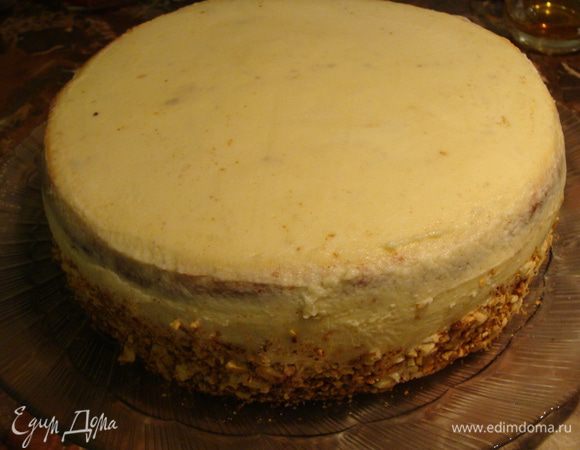 Размягченное масло (100 г) взбить, постепенно добавляя сгущенное молоко. Обмазать этим кремом торт. Я делала так: немного обмазала, поставила в морозилку на несколько минут. Затем следующий слой, так торт легче выровнять. Низ торта посыпать миндалем.