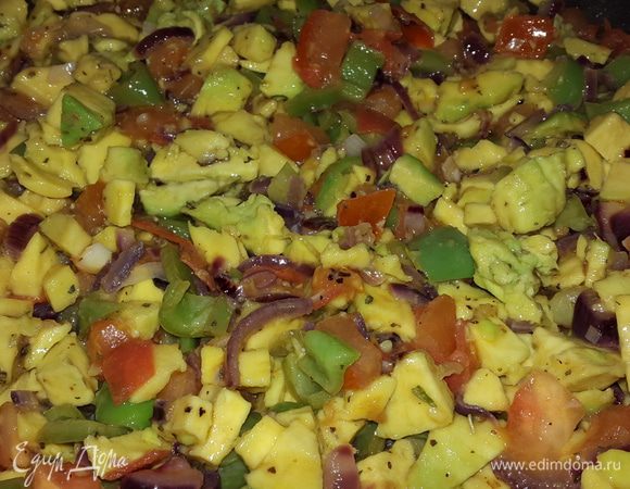 Добавляем авокадо к овощам, солим, перчим, посыпаем травами, перемешиваем и тушим ещё 5 минут.