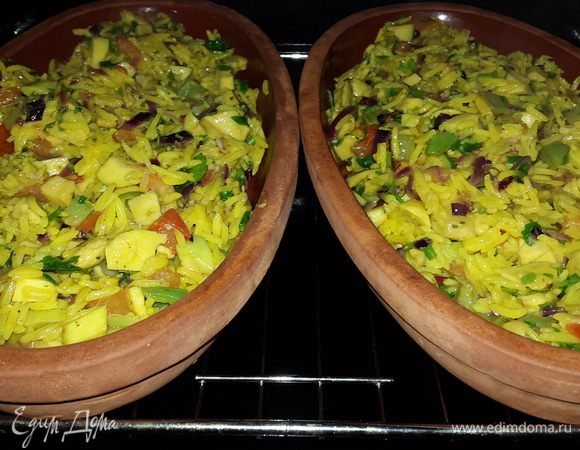 Выкладываем нашу смесь в тарелочки. Тарелки предварительно замачиваем на 10-15 минут в холодной воде. Отправляем в духовку, включаем на 200С и запекаем 10-15 минут.