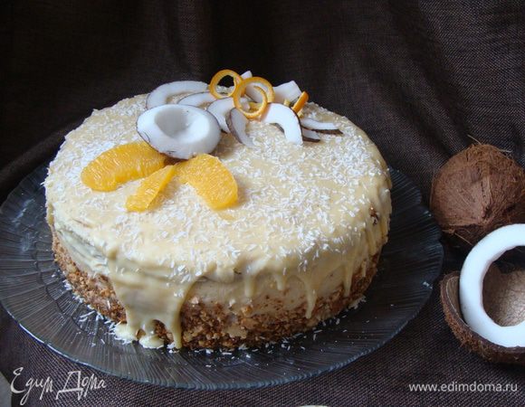 Шоколад растопить вместе с маслом (50 г) и сливками, вылить на торт, дать глазури растечься. Посыпать стружкой.