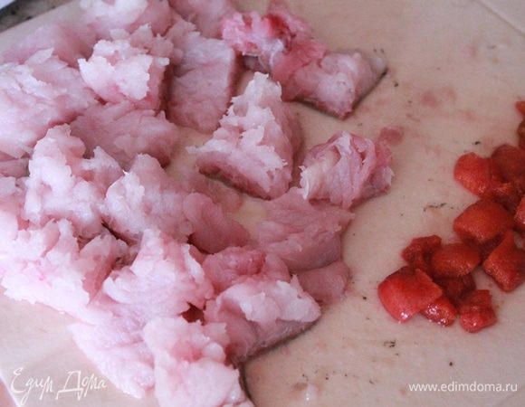 Для начинки рыбу нарезать кусочками, добавить измельченные вяленые помидоры. Смешать в миске сливки, яйцо, горчицу, натертый сыр, чуть присолить.