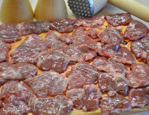 Посолить и поперчить по вкусу.