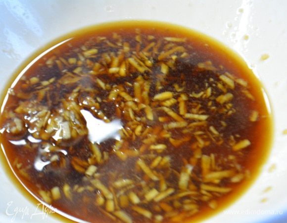 Готовим маринад: в миске смешать соевый соус, мед, сок лимона и чеснок через пресс. Выложить сердечки и замариновать на 1 час.