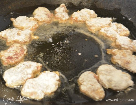 Запанировать в муке и обжарить на сковороде с добавлением растительного масла. Жарить очень быстро, где-то 1,5 минуты с каждой стороны.