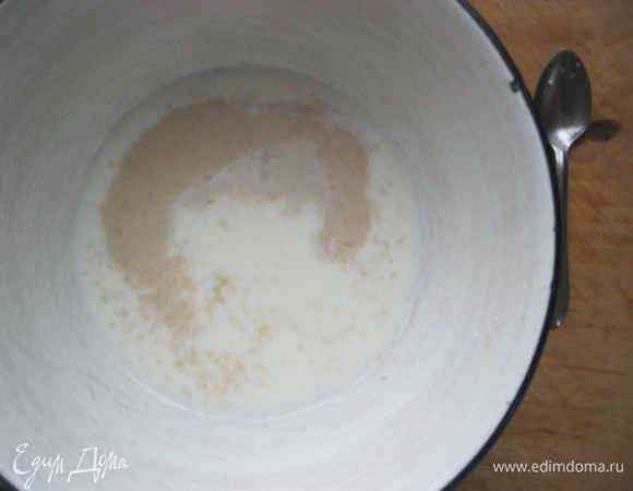 В теплом молоке смешать дрожжи, 1 ч.л сахара и соль, перемешать и оставить для ферментации на 15-20 минут.