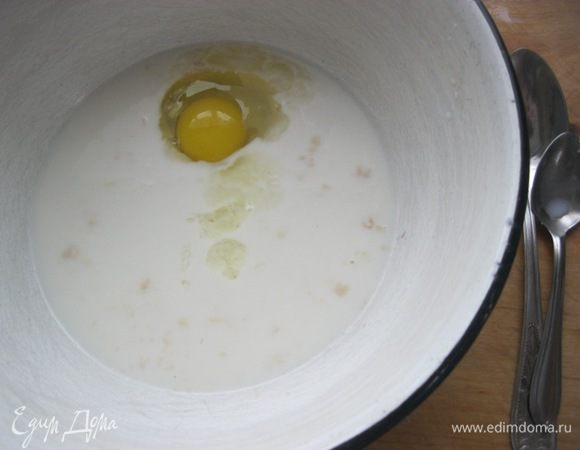 Затем добавить оставшийся сахар, ванильную эссенцию и яйцо.