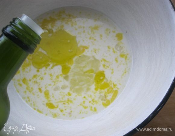 Влить оливковое масло, тщательно перемешать.