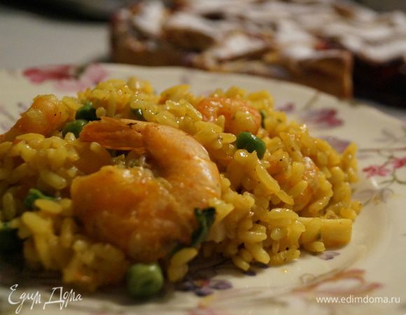 Мне больше нравится подать в большом блюде или прямо в посуде, в которой готовилась паэлья, посыпав листьями петрушки, а лучше кинзы. Положите половинку лимона в центр. Сразу же подавайте!
Или разложите по тарелкам как на фото.