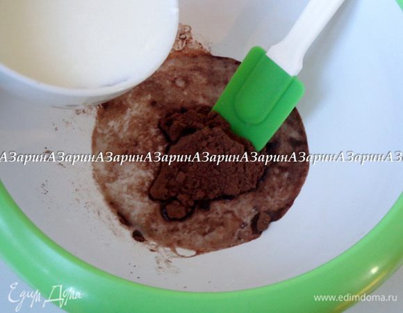 Для блинов в миску просеять черемуховую муку. ½ часть молока вскипятить и залить им черемуховую муку. Оставить на 10 минут, что бы черемуха распарилась и немного остыла.
