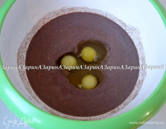 Далее добавить вторую часть молока, соль, сахар, соду и три яйца.
