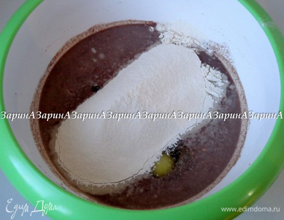 Пшеничную муку просеять в миску с жидкими ингредиентами.
