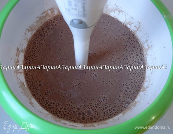 Опустить блендер и хорошо взбить смесь до гладкого состояния.
