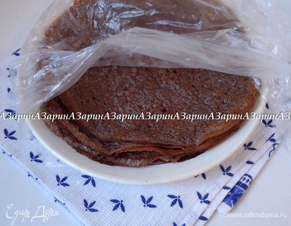 На разогретой сковороде выпечь блины с двух сторон. Пока пекутся блины, уже готовые складывать стопкой и накрывать пленкой, чтобы края не засохли.
