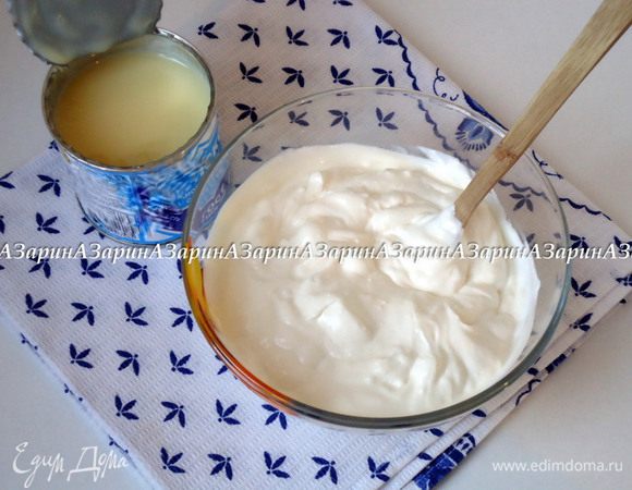 Сливки взбить до пышного состояния, добавить сливочный сыр (у меня домашний крем-чиз из кефира) и сгущенное молоко, аккуратно перемешать.