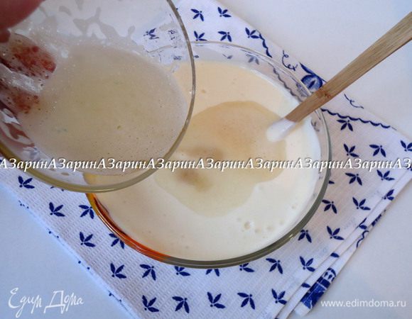 Желатин распустить на огне и ввести в крем. Перемешать и убрать в холод, что бы крем начал «схватываться».
