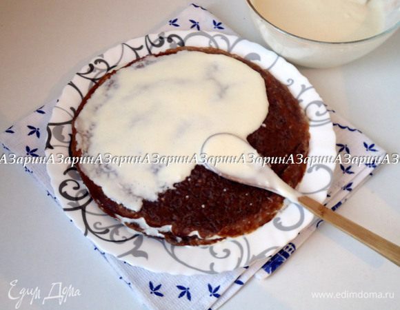 Затем прослоить черемуховые блины сливочным кремом. Торт убрать в холод до полного застывания крема.
