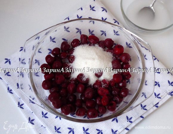 Для соуса крахмал развести холодной водой. Вишню не размораживая засыпать сахаром, перемешать.