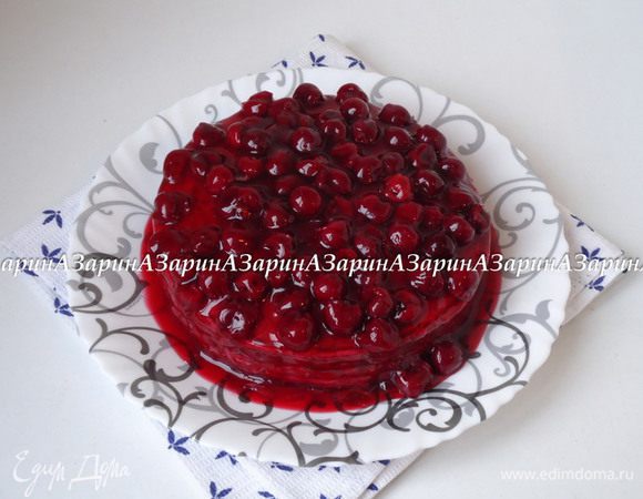 Застывший торт полить вишневым соусом и подать к столу.

