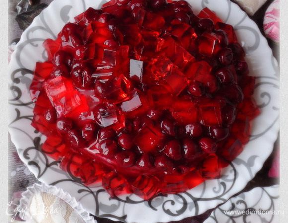  Для того, что бы торт смотрелся еще эффектнее, я его украсила кубиками вишневого желе. 