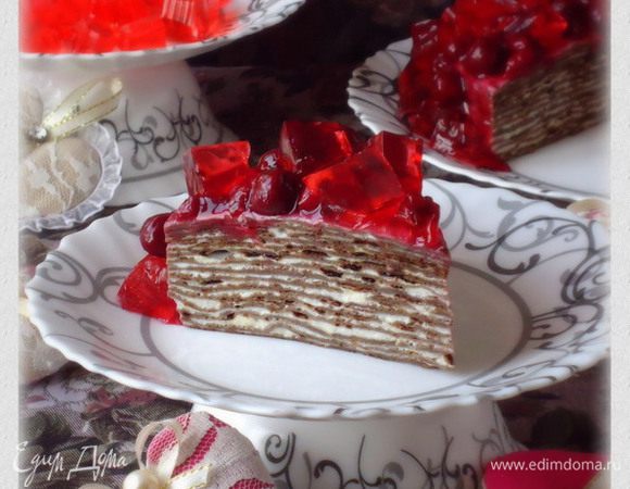 Перенести кубики желе на торт. 