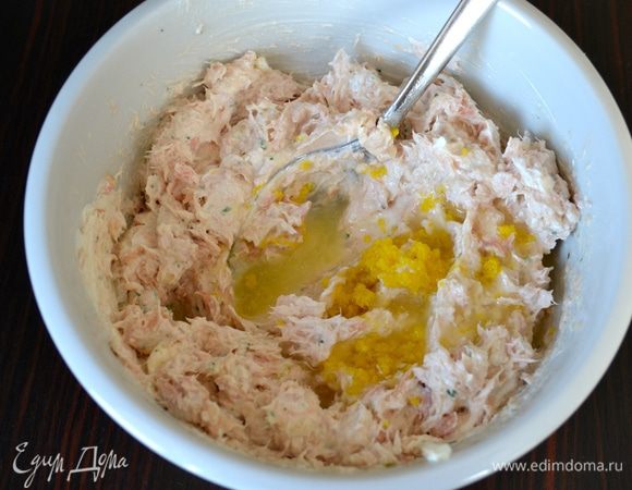 Добавить натертую цедру и сок лимона. Хочу отметить, что в конечном блюде лимонная нота ощущается достаточно заметно, поэтому, если такое сочетание может быть не очень по вкусу, можно взять цедру и сок половины лимона! Все как следует размять и перемешать. Посолить и поперчить по вкусу.