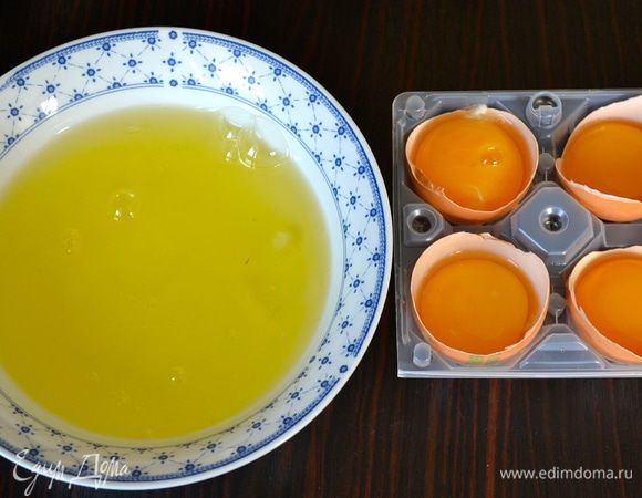 Теперь берем яйца. Отделяем в миску белки, а желтки осторожно, не повредив, оставляем в скорлупе. 