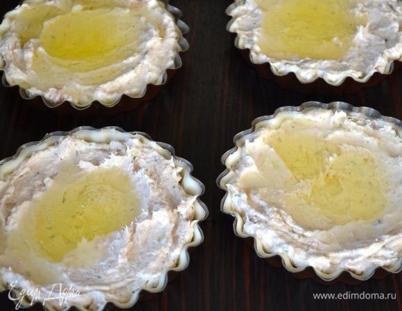 В центр-углубление выкладываем аккуратно белок. Ставим тарталетки в разогретую предварительно до 190°C духовку на 20 минут.