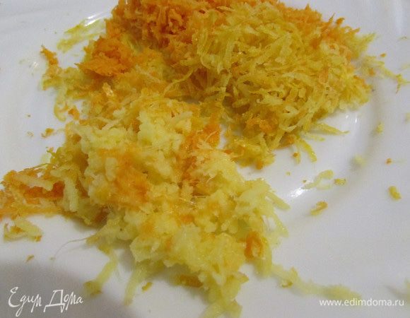 На мелкой терке натереть цедру 1 лимона, 1 грейпфрута или апельсина и корень имбиря (2 см).