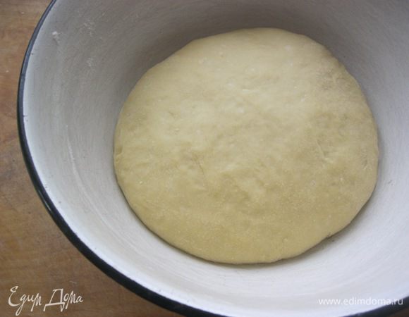 Тесто - через час.
Обмять его и разделить на две части, равные.