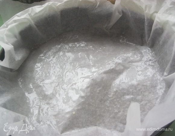 Форму ( D - 26 см) застелить п/бумагой, которую смазать растит.маслом.