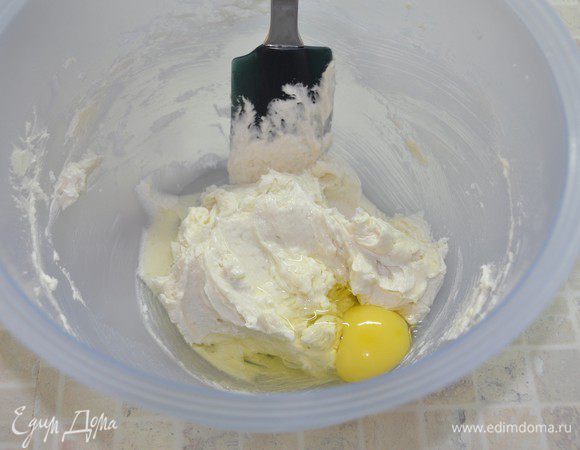 В большой миске недолго взбить сливочное масло. Добавить сахарный песок и взбить до пушистого состояния. На это уйдет 6-8 минут. Не забывайте периодически соскребать со стенок миски масло, чтобы все хорошо перемешалось. 
По одному добавить яйца, каждый раз хорошо вымешивая на маленькой скорости миксера.