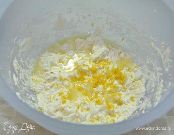 Добавить сок и цедру одного лимона.