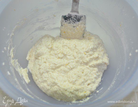 Добавить половину нормы просеянной муки с разрыхлителем. Перемешать медленно и недолго, только до объединения. Затем влить молоко. Немного перемешать.