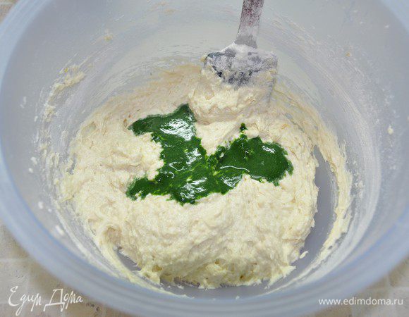 Просеиваем вторую половину муки, перемешиваем. Вливаем наш краситель – сок шпината. Мне понадобилось около 3 столовых ложек. Перемешиваем. Долго не мешать!