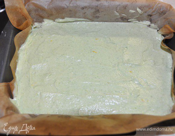 Форму застилаем бумагой для выпечки (у меня тефлоновый лист), выливаем тесто, разравниваем и ставим выпекаться в разогретую до 170 градусов духовку на 35-40 минут. Ориентируйтесь по своей духовке, до пробы на сухую лучинку. У меня форма размером 18*24 см.