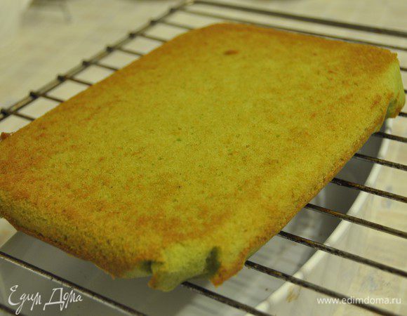 Вынуть форму, немного остудить корж в форме, затем перевернуть и остудить на решетке.