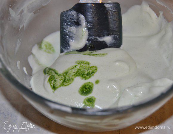 Пока остывает корж, приготовим крем. Взбить сметану не менее 30 % жирности с сахарной пудрой. Регулируйте сладость крема по вкусу. Крем должен быть очень хорошо взбит.
Разделить крем на две части. В одну добавить около 2 ст. ложек сока шпината. Еще раз хорошо взбить крем.