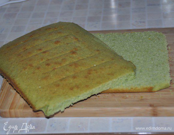 Остывший корж разрезать на 2 пластины. 