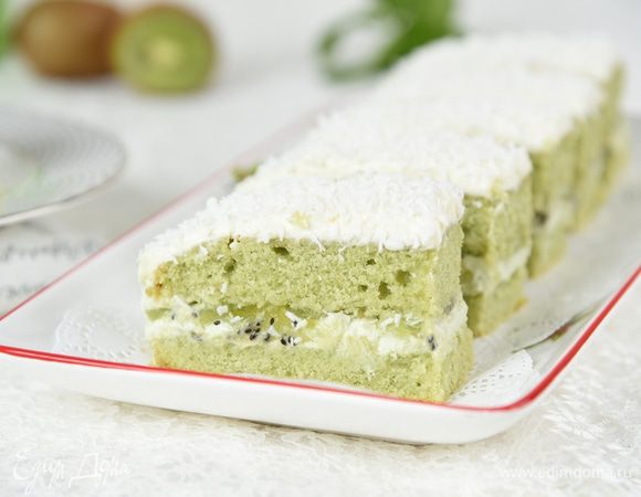 Посыпать кокосовой стружкой. Хорошо охладить. Разрезать на пирожные.