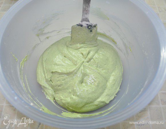 Важно: если вы не будете красить коржи, то молока понадобится всего 120 мл (вливать также за 2 приема).
Вот такое зеленое тесто получилось.