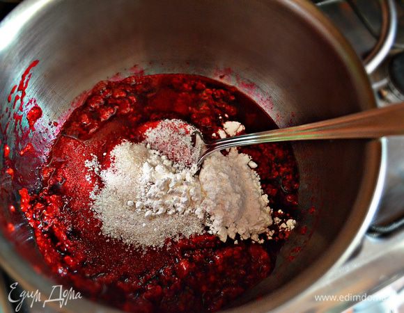 Затем переложить в сотейник, добавить оставшиеся 30 г сахара, крахмал и нагревать, постоянно помешивая, пока смесь не загустеет.