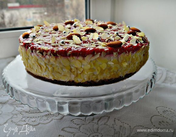 Украсить бока и верх торта слегка подсушенными на сухой сковороде лепестками миндаля. 