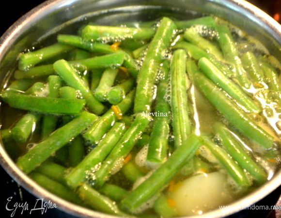 За  5 мин до готовности добавить к картофелю зеленую фасоль с очищенными кончиками и варить еще 3-5 мин.