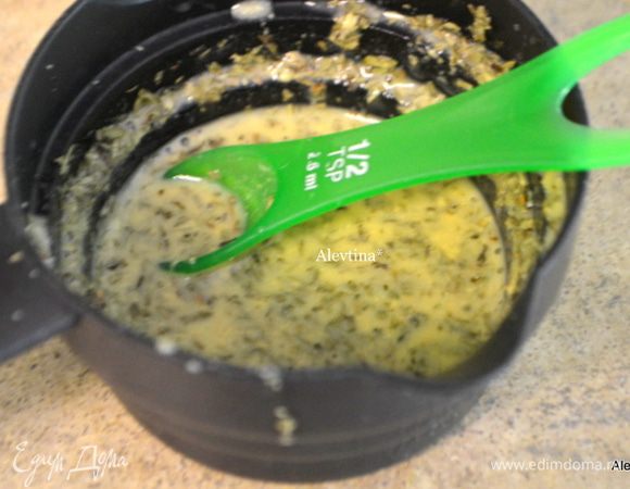 Приготовим заправку, смешав уксус, эстрагон, горчицу. Лук очистим и порежем тонко кольцами. Томаты черри порежем пополам, если крупные помидоры - на дольки.